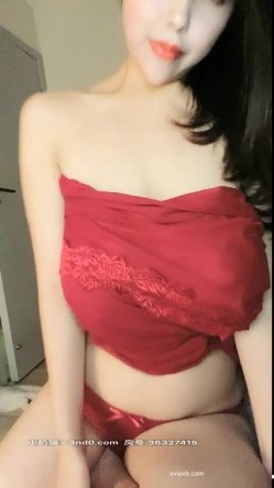 深圳极品巨乳G罩杯吊带红裙罩住大波奶 真是一对威猛的胸器 截图7