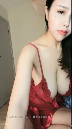深圳极品巨乳G罩杯吊带红裙罩住大波奶 真是一对威猛的胸器 截图12