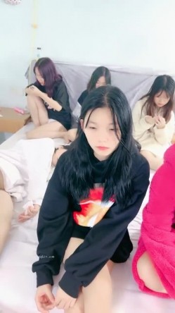 20小时核弹！一群小妹妹下海直播！【青春美少女】壮观！~ ~~！~-~几个畜生还当着这么多人的面直接开操 截图2