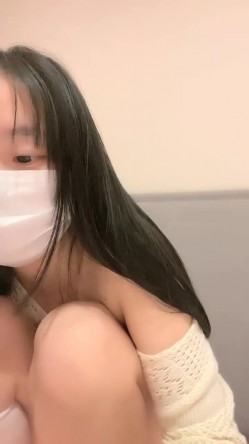 【菠萝果酱】大奶学妹~!揉胸诱惑~掰穴特写~道具自慰~粉~清纯，一线天，肥美鲍鱼 截图2