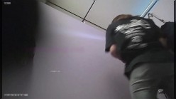 大神潜入大学女厕偷拍舞蹈社团的学妹尿尿换衣 截图4
