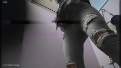 大神潜入大学女厕偷拍舞蹈社团的学妹尿尿换衣 截图5