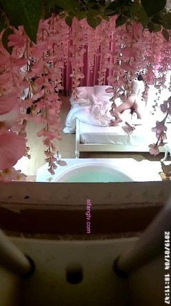 偷拍带大浴缸的情趣酒店一对情侣洗完鸢鸯浴后立马干起来 截图4