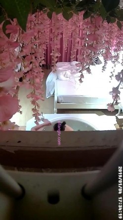偷拍带大浴缸的情趣酒店一对情侣洗完鸢鸯浴后立马干起来 截图13