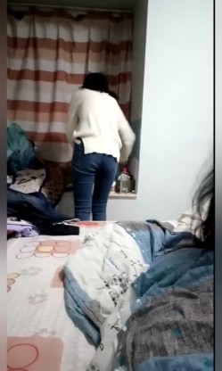 【泄密视频】农家小良媳，把小姨子支走，和老婆在床上恩恩爱爱，边吃边玩手机，想怎么玩老婆就怎么玩！ 截图1