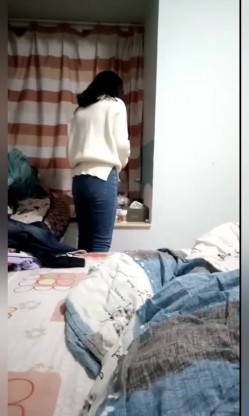 【泄密视频】农家小良媳，把小姨子支走，和老婆在床上恩恩爱爱，边吃边玩手机，想怎么玩老婆就怎么玩！ 截图2