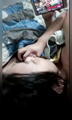 【泄密视频】农家小良媳，把小姨子支走，和老婆在床上恩恩爱爱，边吃边玩手机，想怎么玩老婆就怎么玩！ 截图3