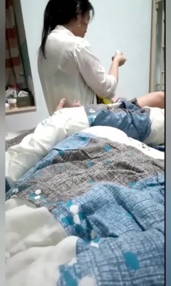 【泄密视频】农家小良媳，把小姨子支走，和老婆在床上恩恩爱爱，边吃边玩手机，想怎么玩老婆就怎么玩！ 截图5