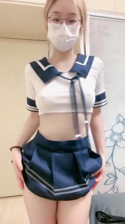 今年顶级女神！【泡泡泡00年】超高收费房，姨妈巾，都是血，都是血~颜值还不错，推荐 截图1