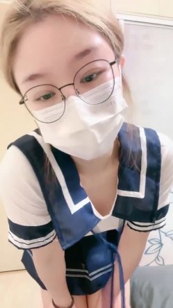 今年顶级女神！【泡泡泡00年】超高收费房，姨妈巾，都是血，都是血~颜值还不错，推荐 截图2