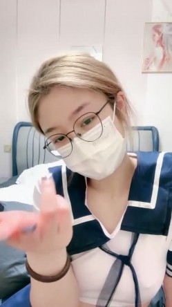 今年顶级女神！【泡泡泡00年】超高收费房，姨妈巾，都是血，都是血~颜值还不错，推荐 截图3