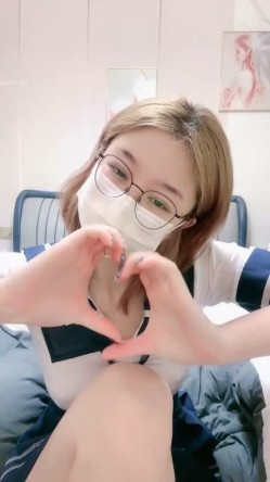 今年顶级女神！【泡泡泡00年】超高收费房，姨妈巾，都是血，都是血~颜值还不错，推荐 截图6