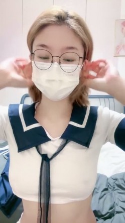 今年顶级女神！【泡泡泡00年】超高收费房，姨妈巾，都是血，都是血~颜值还不错，推荐 截图10