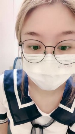 今年顶级女神！【泡泡泡00年】超高收费房，姨妈巾，都是血，都是血~颜值还不错，推荐 截图11