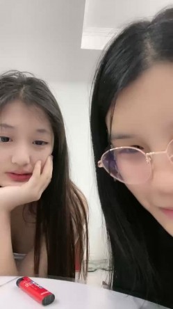 极品眼镜美少女！和漂亮眼镜闺蜜！男主加入操逼，可惜闺蜜来大姨妈，埋头吃JB也是骚的很 截图2