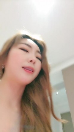 极品车模炮机高挑魔鬼身材，干净白虎鲍鱼，喜欢舔逼，多高难度姿势射在肚子上洗澡打扫战场 截图9