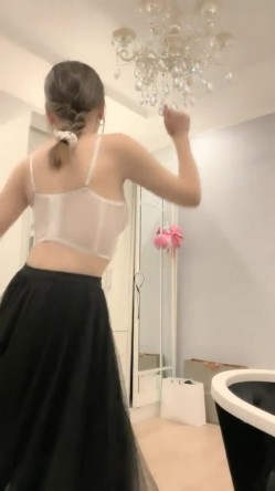 饥渴的骚妹妹黑丝情趣露脸被小哥们各种玩弄，口交大鸡巴深喉草嘴，躺着侧入揉着骚奶子爆草 截图1