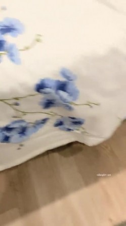 饥渴的骚妹妹黑丝情趣露脸被小哥们各种玩弄，口交大鸡巴深喉草嘴，躺着侧入揉着骚奶子爆草 截图11