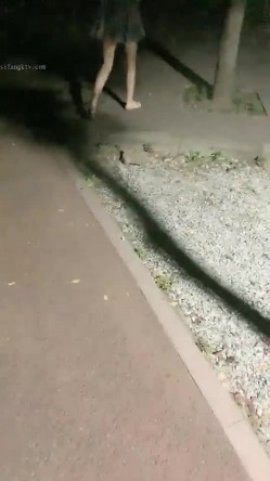 【Avove】，野战爱好者，带着炮友各地留精，最爱无毛肥逼包臀裙肉丝 截图1