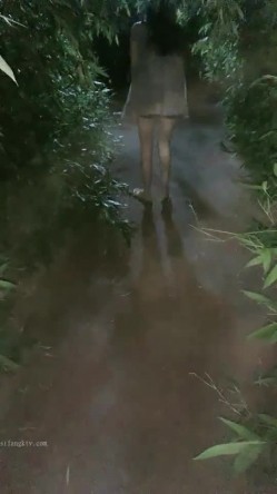 【Avove】，野战爱好者，带着炮友各地留精，最爱无毛肥逼包臀裙肉丝 截图4