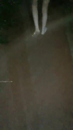 【Avove】，野战爱好者，带着炮友各地留精，最爱无毛肥逼包臀裙肉丝 截图13
