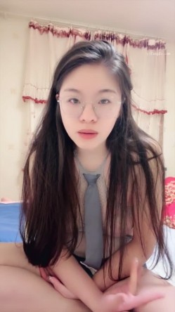 超反差眼镜少妇【95全能阿姨】体制内夫妻下海赚外快，疯狂舔脚性爱，真实爽死 截图1