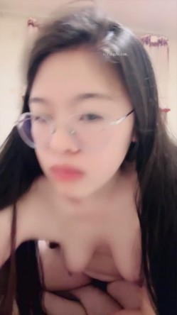 超反差眼镜少妇【95全能阿姨】体制内夫妻下海赚外快，疯狂舔脚性爱，真实爽死 截图7