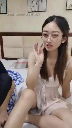 晓龙女长相清纯甜美眼镜妹子和炮友啪啪，按头深喉口交上位骑乘特写抽插猛操 截图1