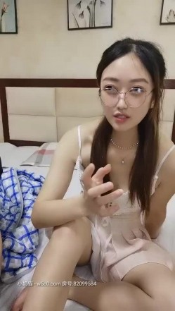晓龙女长相清纯甜美眼镜妹子和炮友啪啪，按头深喉口交上位骑乘特写抽插猛操 截图2