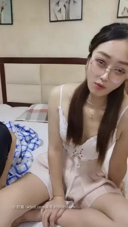 晓龙女长相清纯甜美眼镜妹子和炮友啪啪，按头深喉口交上位骑乘特写抽插猛操 截图3