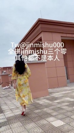 《最新流出 ️露出女神》极品大长腿苗条身材阴钉骚妻【金秘书】福利完结，公园超市各种人前露出放尿啪啪紫薇，相当过瘾 截图2