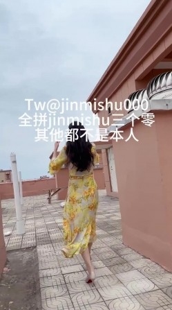 《最新流出 ️露出女神》极品大长腿苗条身材阴钉骚妻【金秘书】福利完结，公园超市各种人前露出放尿啪啪紫薇，相当过瘾 截图3
