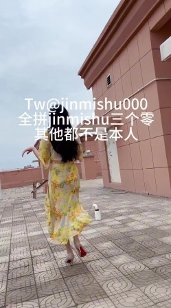 《最新流出 ️露出女神》极品大长腿苗条身材阴钉骚妻【金秘书】福利完结，公园超市各种人前露出放尿啪啪紫薇，相当过瘾 截图4