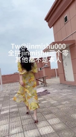 《最新流出 ️露出女神》极品大长腿苗条身材阴钉骚妻【金秘书】福利完结，公园超市各种人前露出放尿啪啪紫薇，相当过瘾 截图5
