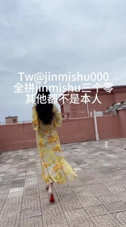《最新流出 ️露出女神》极品大长腿苗条身材阴钉骚妻【金秘书】福利完结，公园超市各种人前露出放尿啪啪紫薇，相当过瘾 截图9