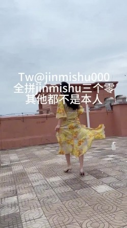 《最新流出 ️露出女神》极品大长腿苗条身材阴钉骚妻【金秘书】福利完结，公园超市各种人前露出放尿啪啪紫薇，相当过瘾 截图10