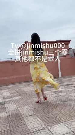 《最新流出 ️露出女神》极品大长腿苗条身材阴钉骚妻【金秘书】福利完结，公园超市各种人前露出放尿啪啪紫薇，相当过瘾 截图11