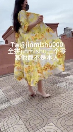 《最新流出 ️露出女神》极品大长腿苗条身材阴钉骚妻【金秘书】福利完结，公园超市各种人前露出放尿啪啪紫薇，相当过瘾 截图12