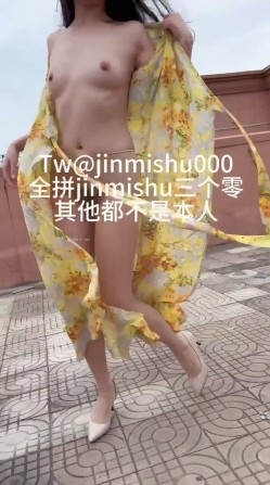 《最新流出 ️露出女神》极品大长腿苗条身材阴钉骚妻【金秘书】福利完结，公园超市各种人前露出放尿啪啪紫薇，相当过瘾 截图13