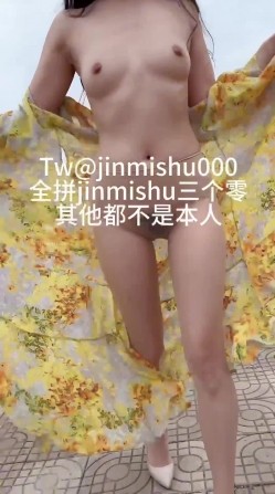 《最新流出 ️露出女神》极品大长腿苗条身材阴钉骚妻【金秘书】福利完结，公园超市各种人前露出放尿啪啪紫薇，相当过瘾 截图14