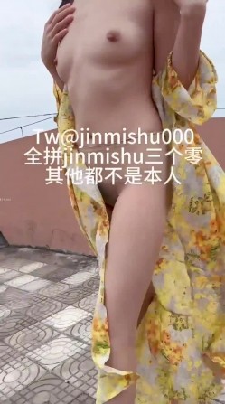 《最新流出 ️露出女神》极品大长腿苗条身材阴钉骚妻【金秘书】福利完结，公园超市各种人前露出放尿啪啪紫薇，相当过瘾 截图16