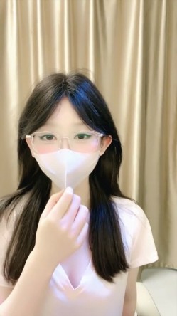 新人校花下海，高冷眼镜反差婊【蓝川诗诗】福利，粉鲍自慰抽插淫水泛光零距离插菊 截图1