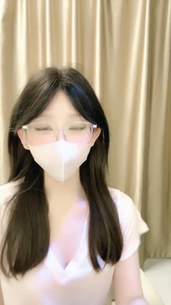 新人校花下海，高冷眼镜反差婊【蓝川诗诗】福利，粉鲍自慰抽插淫水泛光零距离插菊 截图2