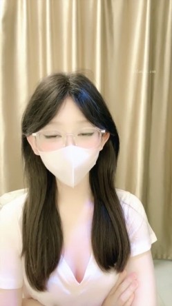 新人校花下海，高冷眼镜反差婊【蓝川诗诗】福利，粉鲍自慰抽插淫水泛光零距离插菊 截图3
