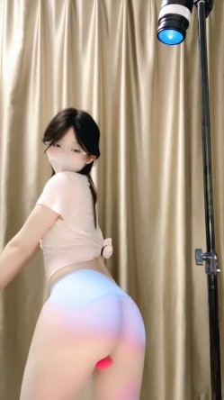 新人校花下海，高冷眼镜反差婊【蓝川诗诗】福利，粉鲍自慰抽插淫水泛光零距离插菊 截图5