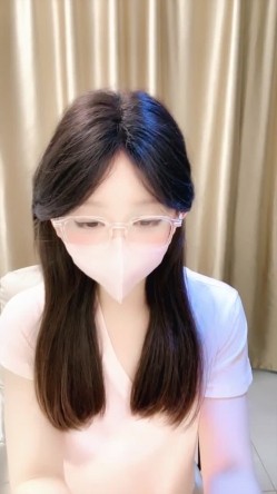 新人校花下海，高冷眼镜反差婊【蓝川诗诗】福利，粉鲍自慰抽插淫水泛光零距离插菊 截图7