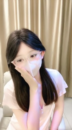 新人校花下海，高冷眼镜反差婊【蓝川诗诗】福利，粉鲍自慰抽插淫水泛光零距离插菊 截图8