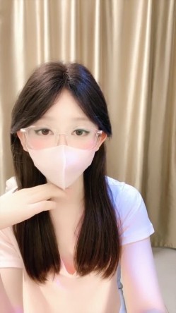 新人校花下海，高冷眼镜反差婊【蓝川诗诗】福利，粉鲍自慰抽插淫水泛光零距离插菊 截图9