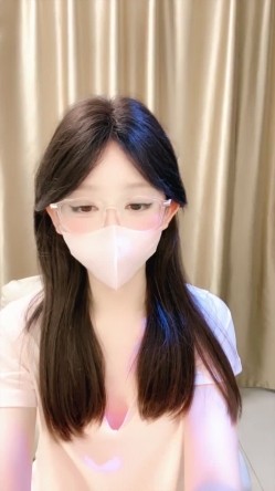 新人校花下海，高冷眼镜反差婊【蓝川诗诗】福利，粉鲍自慰抽插淫水泛光零距离插菊 截图10