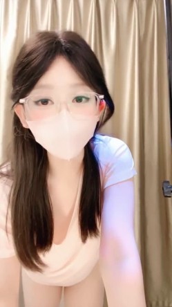 新人校花下海，高冷眼镜反差婊【蓝川诗诗】福利，粉鲍自慰抽插淫水泛光零距离插菊 截图11